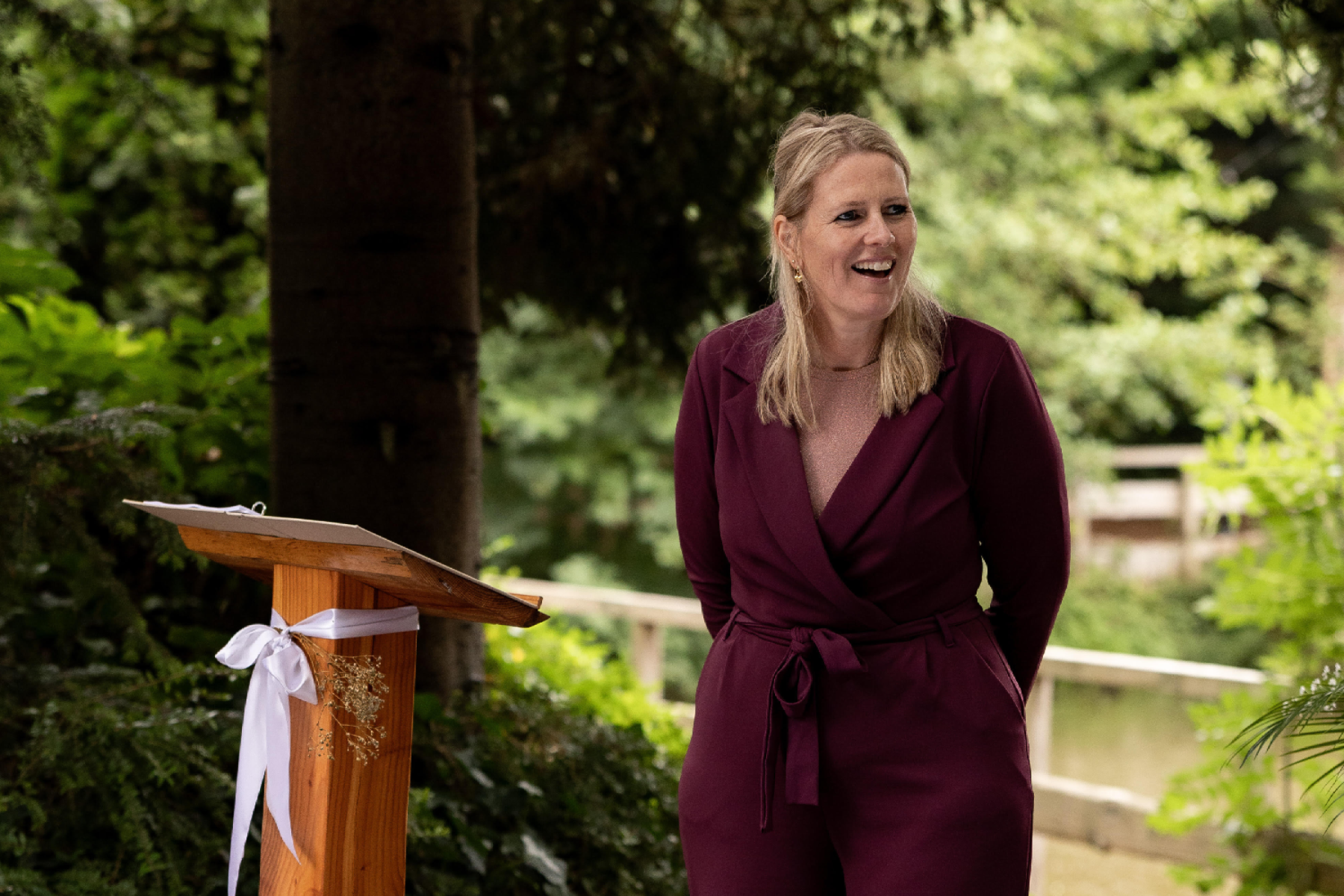 Een foto van marlies die lacht bij een trouwerij